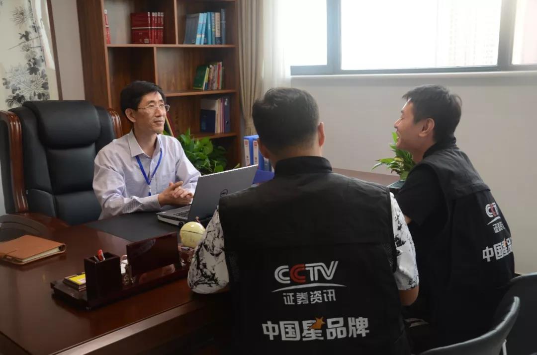 孙京安先生和栏目组人员谈及公司发展历程